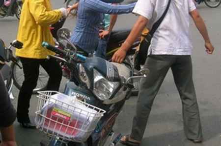 Cảnh giác với màn kịch đụng xe