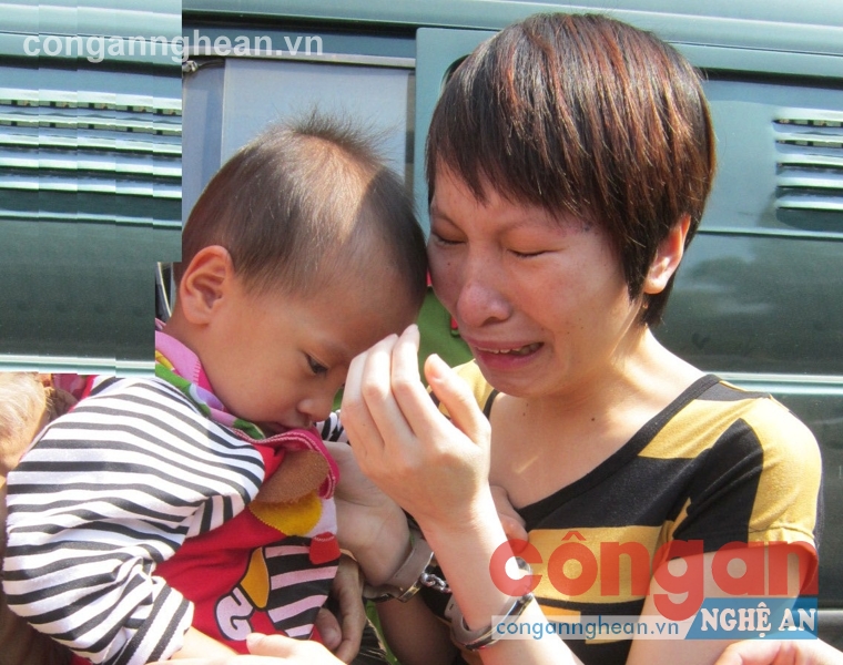 Hằng chia tay con tại phiên tòa