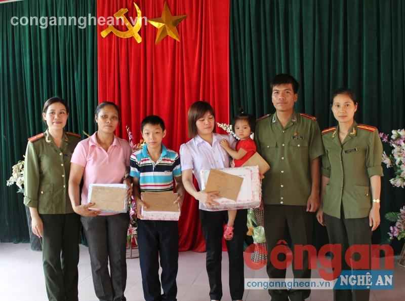 Đoàn Thanh niên, Hội Phụ nữ Công an tỉnh tặng quà cho con em các cán bộ, hội viên có hoàn cảnh khó khăn tại TX Cửa Lò