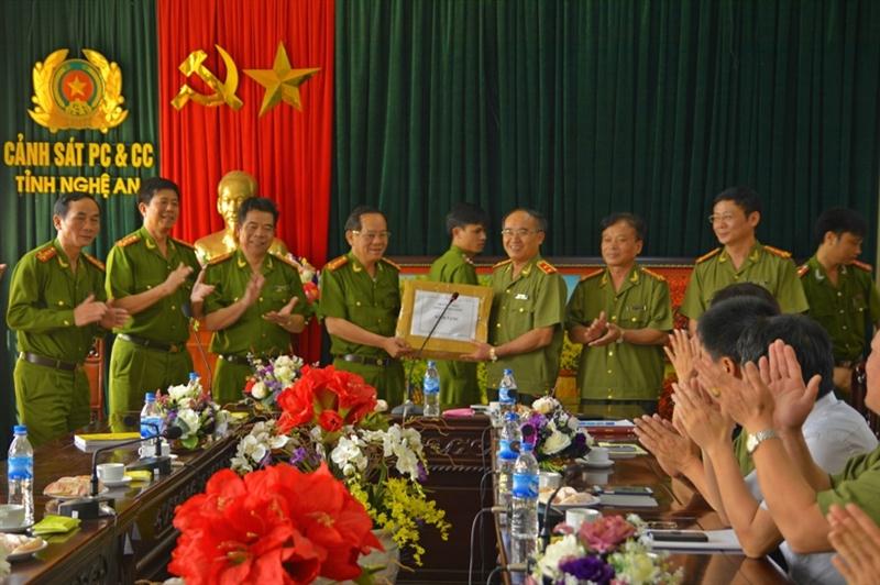 Đoàn Tổng cục Chính trị BCA làm việc tại Cảnh sát PC&CC Nghệ An