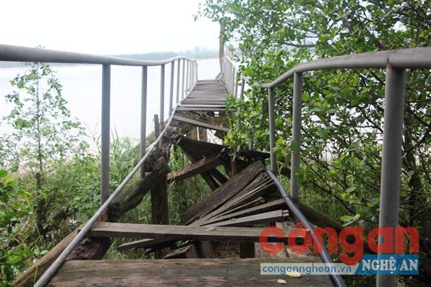 Cần sớm sửa chữa cầu tàu bị hư hỏng