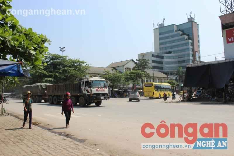 Cổng ga Vinh 'tiềm ẩn' tai nạn giao thông