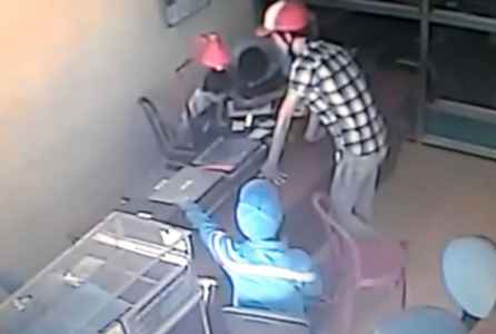 'Cặp đôi' tuổi teen trộm tiền và máy tính