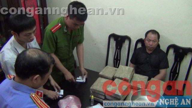 Nghệ An: Bắt vụ buôn bán 25 bánh cần sa