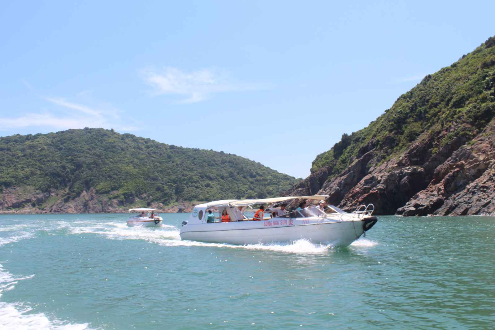 Tàu cao tốc hiện đại nhất của Mỹ, đưa du khách từ đảo Lan Châu ra đảo Ngư (Song Ngư) chỉ trong 5 phút