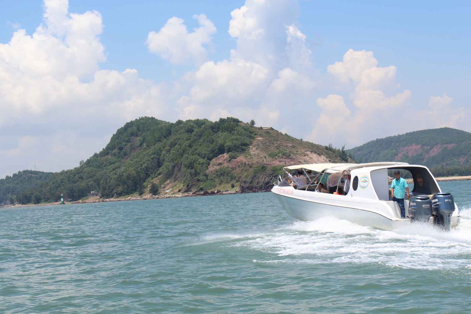 Bằng xuồng cao tốc, du khách có thể đi vòng quanh đảo để chiêm ngưỡng phong cảnh