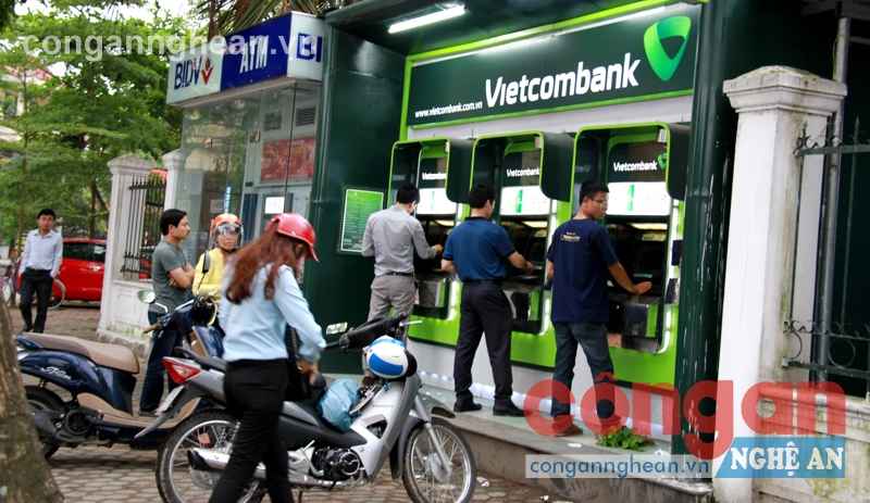 Thủ đoạn trộm cắp tiền và thông tin tài khoản từ máy rút tiền tự động ATM