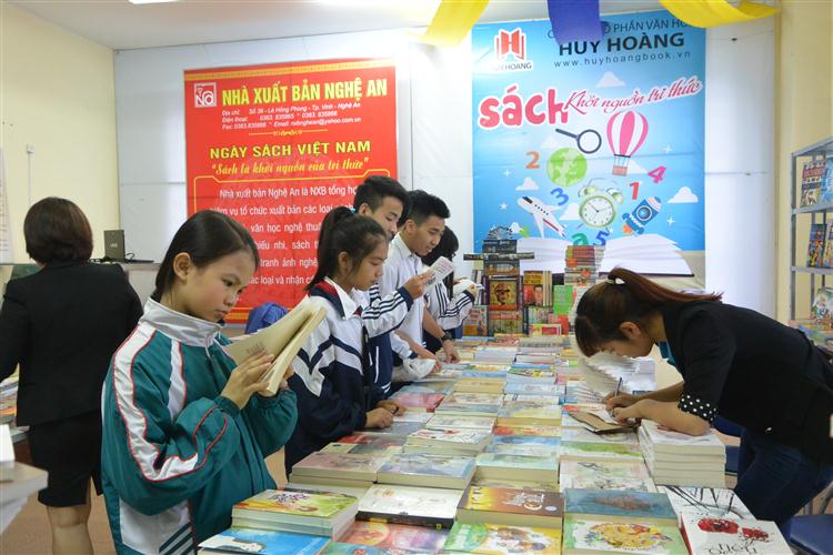 Đông đảo độc giả tham gia triển lãm