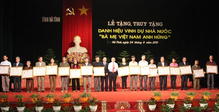 Phong tặng, truy tặng 460 'Bà mẹ Việt Nam Anh hùng'