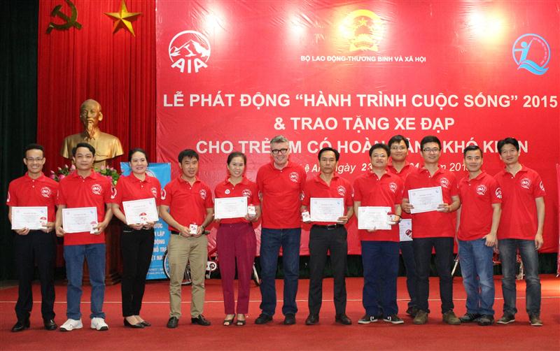 Lãnh đạo AIA tri ân các nhà tài trợ xe cho chương trình