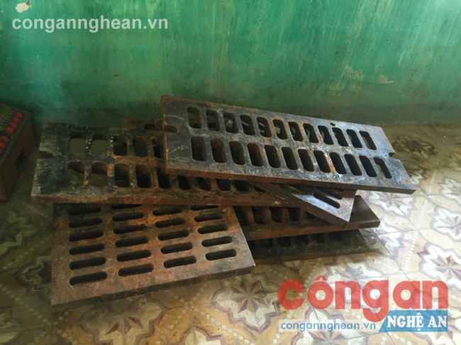 5 đối tượng trộm... tấm chắn cống thoát nước