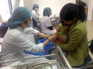 Xem xét tăng giá vaccine và tiền công tiêm chủng mở rộng