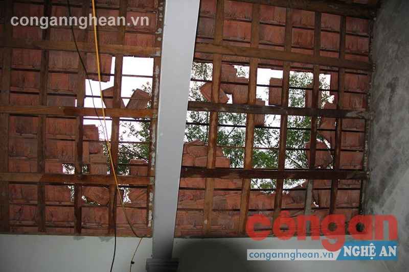Giông lốc làm hư hỏng hàng trăm ngôi nhà