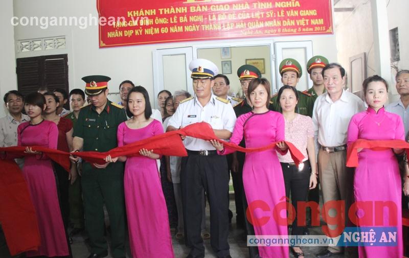 Cắt băng khánh thành nhà tĩnh nghĩa