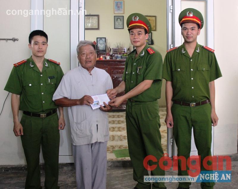 Bàn giao nhà tình nghĩa cho thân nhân liệt sĩ Gạc Ma