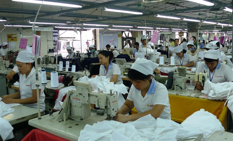 Phát triển sản xuất phải gắn với quyền lợi của người lao động