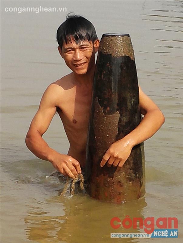 Nguyễn Văn Thảo và vỏ quả bom