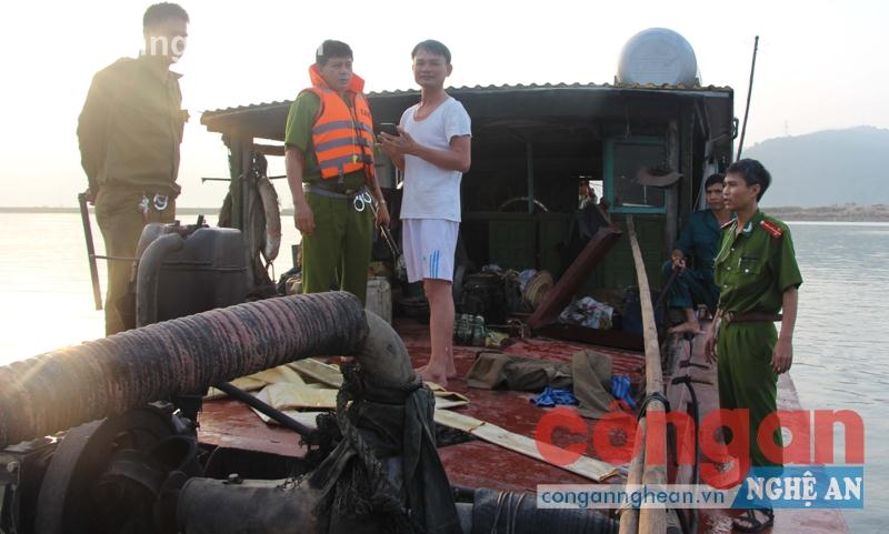 Ra quân truy quét 'cát tặc' trên sông Lam