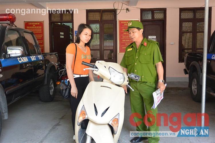 Nhận lại xe máy sau hơn 1 giờ mất trộm
