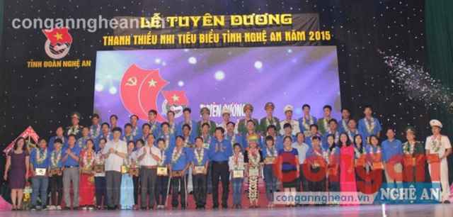 Tỉnh đoàn Nghệ An trao giải thưởng cho 50 thanh, thiếu nhi tiêu biểu năm 2015
