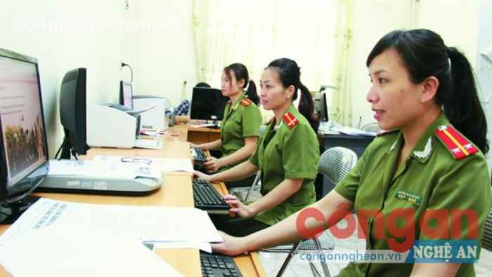 Phụ nữ Báo Công an Nghệ An: Hai vai vẹn tròn