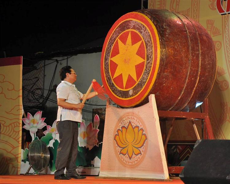 Đánh trông khai hội
