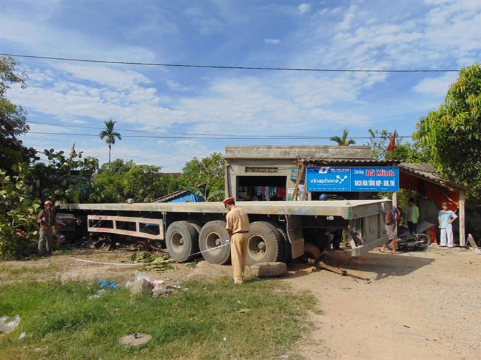 Xe rơ moóc đâm sập ki-ốt làm hai người bị thương nặng
