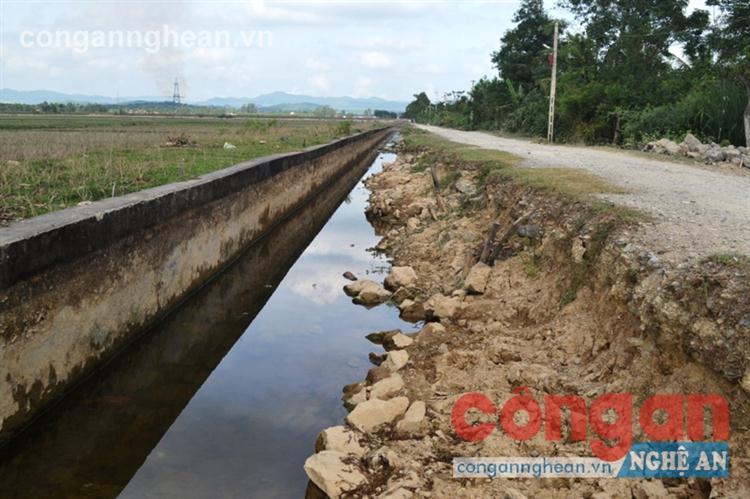 Kênh N14A đã xuống cấp nghiêm trọng cần sớm sửa chữa để đảm bảo đi lại cũng như sản xuất cho người