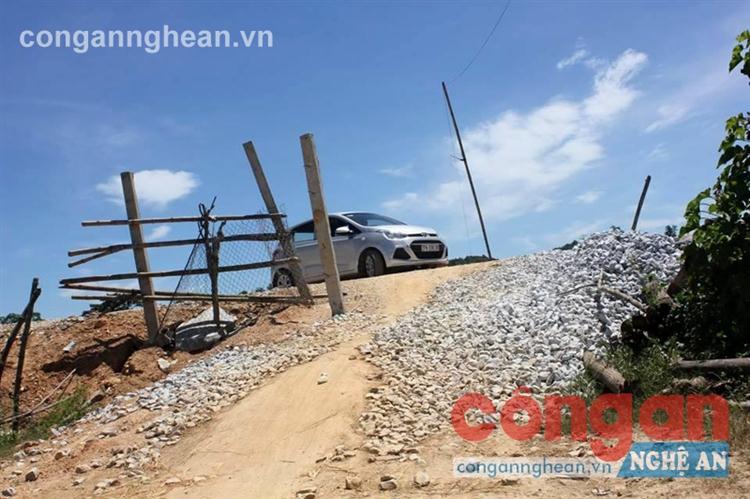 Đường dân sinh bị đổ đất, rào lưới B40                     ảnh hưởng đến đời sống của người dân