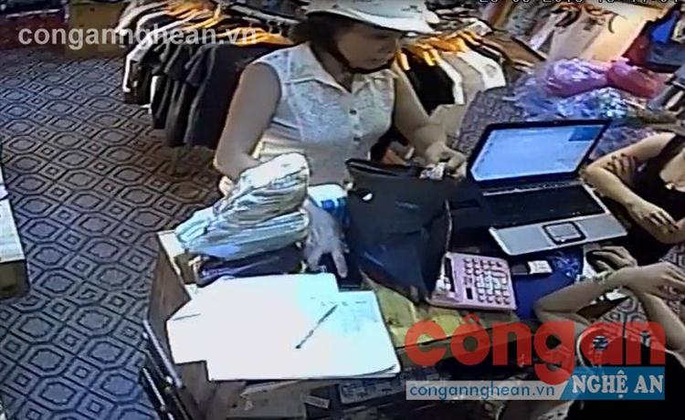 Clip quay 'nữ quái' trộm iPhone trong shop quần áo