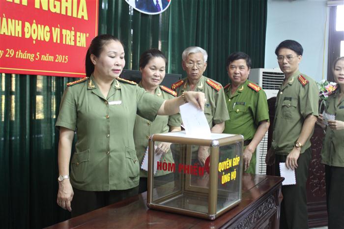 Cán bộ chiến sỹ  phòng Hồ sơ quyên góp ủng hộ trẻ em