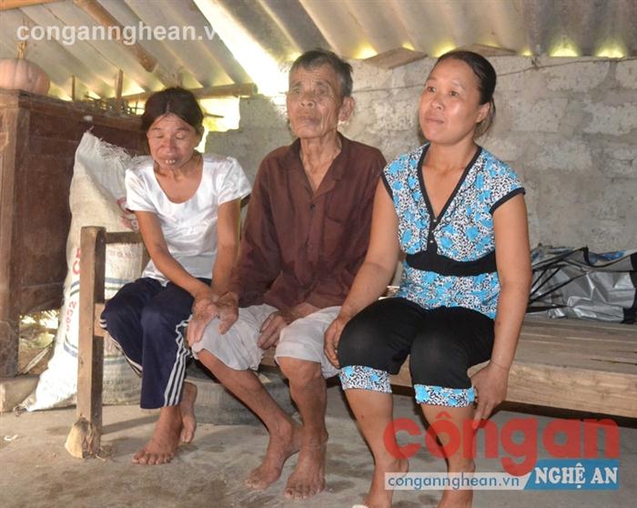 Cha già 80 tuổi nuôi hai con bị bệnh tâm thần, ngớ ngẩn
