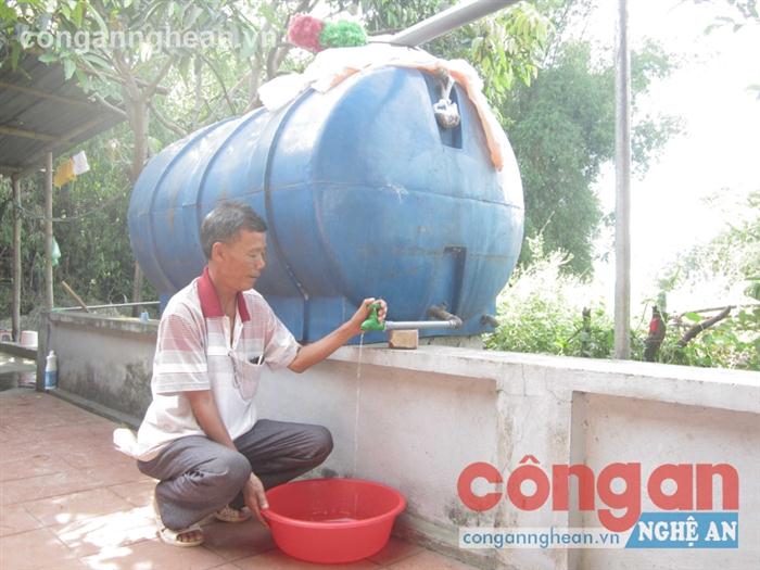 Dân đi mua nước ngay trong thành phố