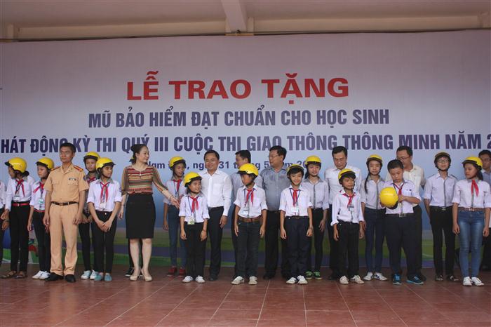 Trao tặng mũ bảo hiểm đạt chuẩn cho học sinh