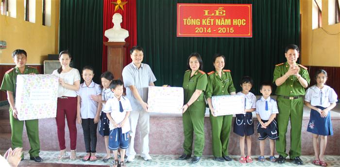 Giao lưu tặng quà Làng trẻ SOS nhân ngày 1-6