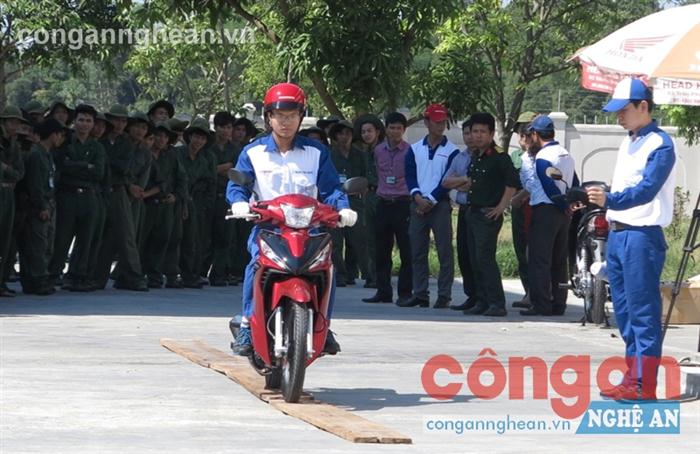 Nhân viên Công ty Honda hướng dẫn                               kỹ năng lái xe an toàn cho các sinh viên