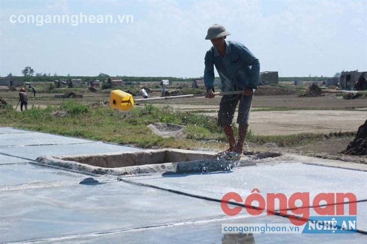Diêm dân điêu đứng vì nắng nóng