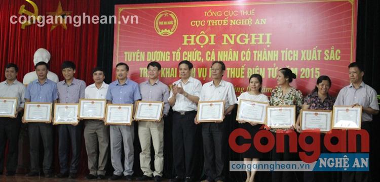 Biểu dương tập thể, cá nhân thực hiện tốt dịch vụ nộp thuế điện tử