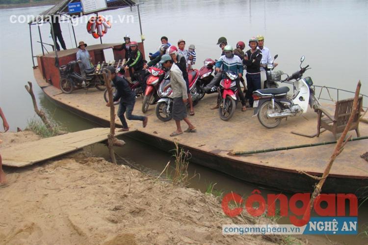 Tiềm ẩn nguy cơ mất ATGT tại bến đò Phuống