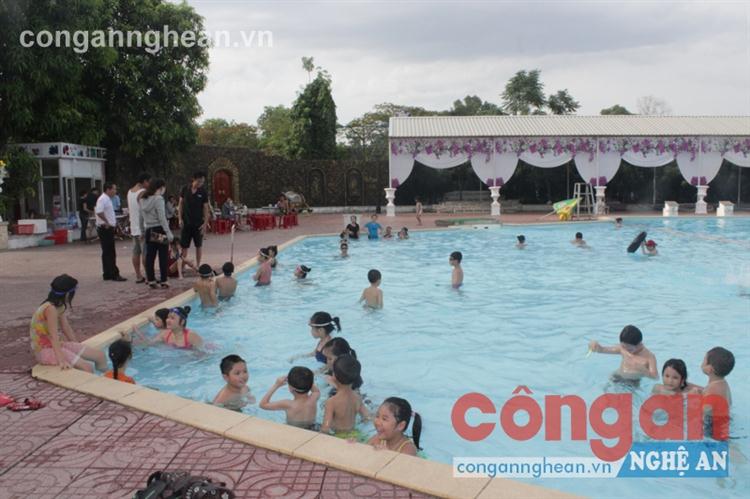 Nên mở các lớp dạy bơi để vừa tạo sân chơi, vừa trang bị                  kỹ năng phòng chống đuối nước cho trẻ