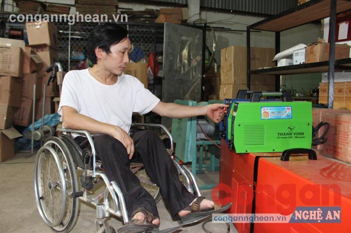 Anh Lê Bá Thành đang kiểm tra thiết bị tại cơ sở sản xuất