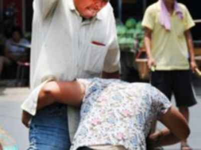 Ép bán dâm không thành, nhốt người và đánh đập