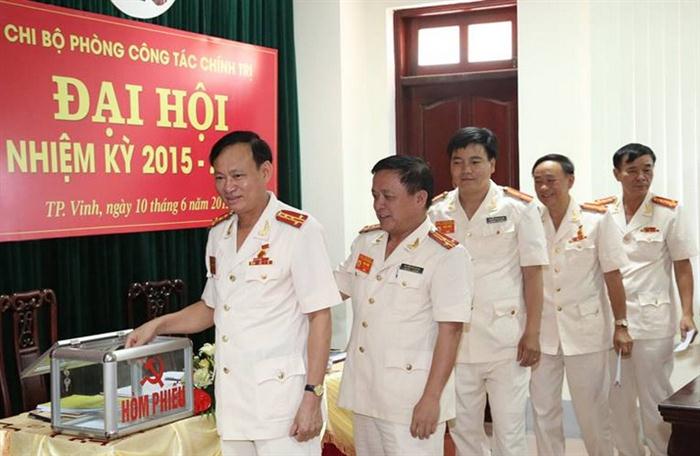 Các đại biểu bỏ phiếu bầu Ban Chấp hành khóa mới