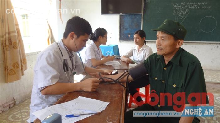 Các bác sĩ thăm khám sức khỏe miễn phí cho bà con nhân dân