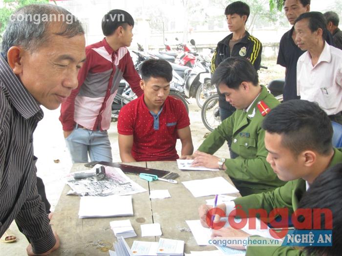 CBCS            Công an huyện Tương Dương            làm thủ tục cấp CMND cho người dân tại                xã Nga My