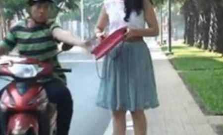 Ép vào nhà nghỉ không thành, cướp luôn điện thoại