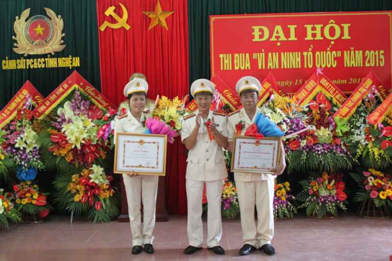 Hai đồng chí đạt danh hiệu Chiến sĩ thi đua toàn ngành