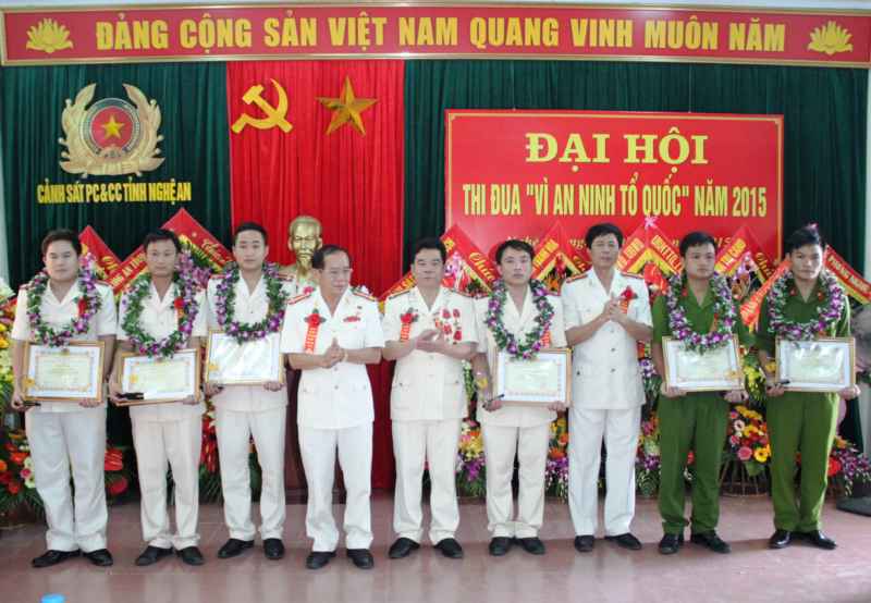 Các tập thể và cá nhân điển hình tiên tiến trong phong trào thi đua Vì ANTQ được tôn vinh.