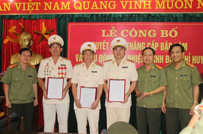 Công bố quyết định thăng cấp hàm và điều động, bổ nhiệm lãnh đạo, chỉ huy