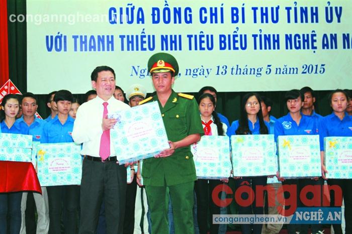 Nặng lòng với trang báo, truyền hình